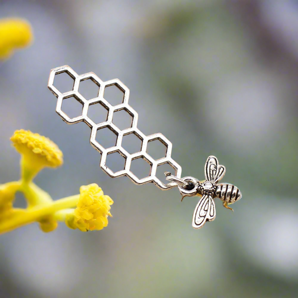 45x15mm 2.2g Flying Animal Hive Bee Pendant