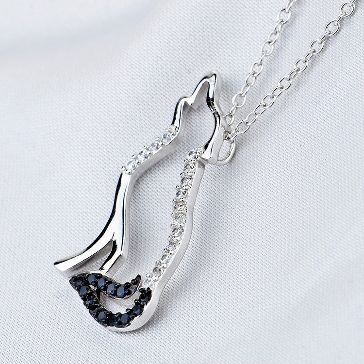 Wolf motif pendant necklace