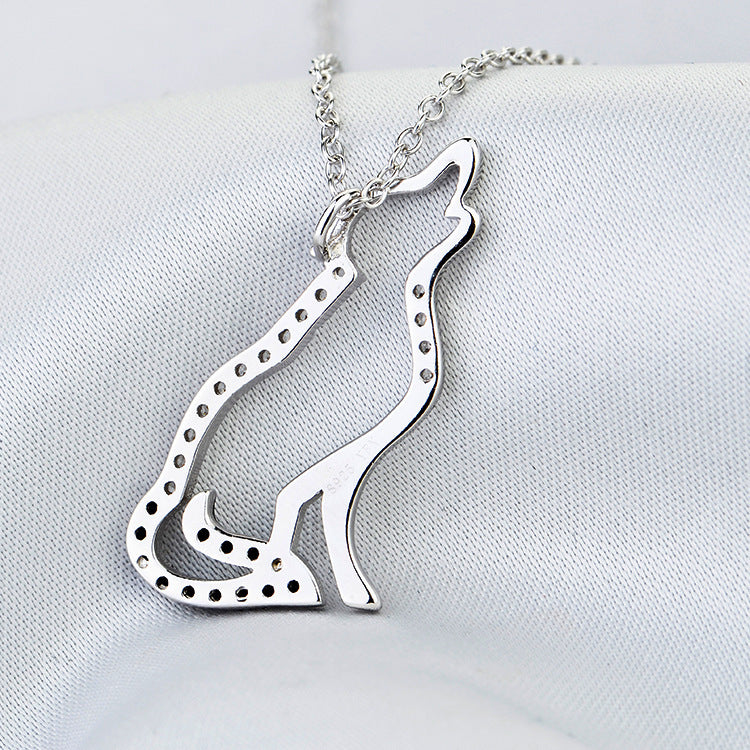 Wolf motif pendant necklace