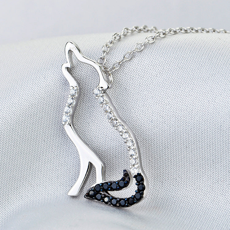 Wolf motif pendant necklace