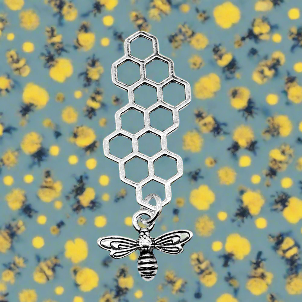 45x15mm 2.2g Flying Animal Hive Bee Pendant